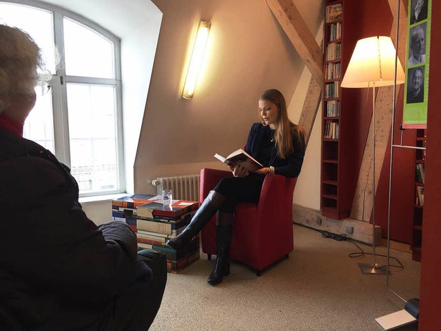 Birgit Niethammer liest in der Lrracher Stadtbibliothek.  | Foto: Dorothee Soboll