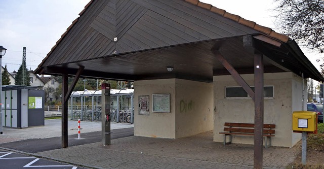Das Toilettenhuschen am Bahnhof Efrin...latzes im Rahmen der Dorfentwicklung.   | Foto: Langelott