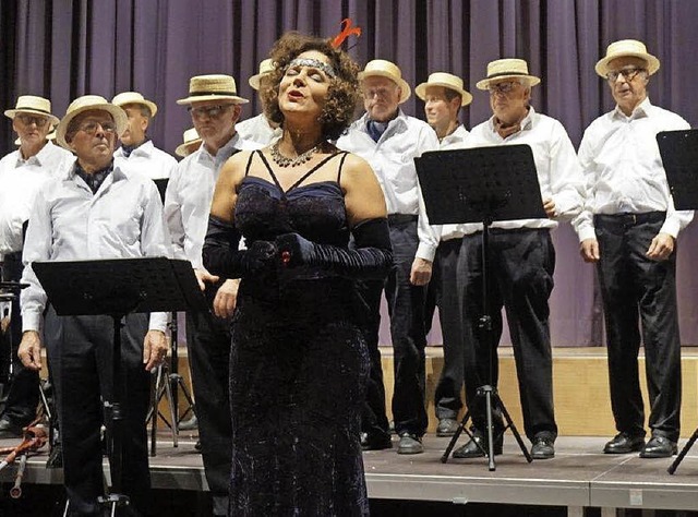 Solistin Susanne Stauber untersttzt den Chor Chorioso.   | Foto: Anne Freyer