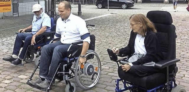 Oberbrgermeister Gtzmann (Mitte) erk...r Behinderte die Stadt im Rollstuhl.   | Foto: Stadt Waldkirch
