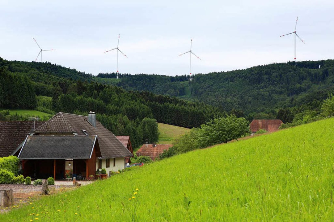 Die Windkraftanlagen des Bürgerwindpar... Schuttertäler Regelsbach als zu laut.  | Foto: Christoph Breithaupt