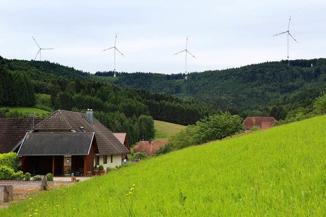 Die Windkraftanlagen des Brgerwindpar... Schuttertler Regelsbach als zu laut.  | Foto: Christoph Breithaupt