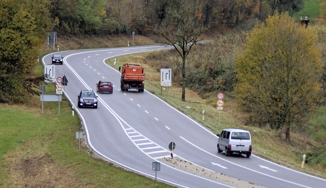 Die rechte Spur fr die Baufahrzeuge z...erwgrts mit nur einer Spur auskommen.  | Foto: Rolf Reimann