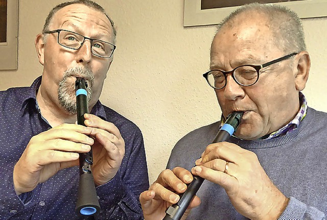 Doodisten im Duett: JMS-Chef Gtz Ertl...probieren das einfache Instrument aus.  | Foto: Peter Stellmach