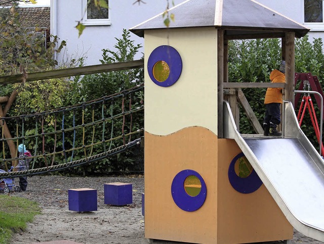 Auch ein bunter Turm mit Rutsche und H...eugestalteten Spielplatz in Feldkirch.  | Foto: Otmar Faller