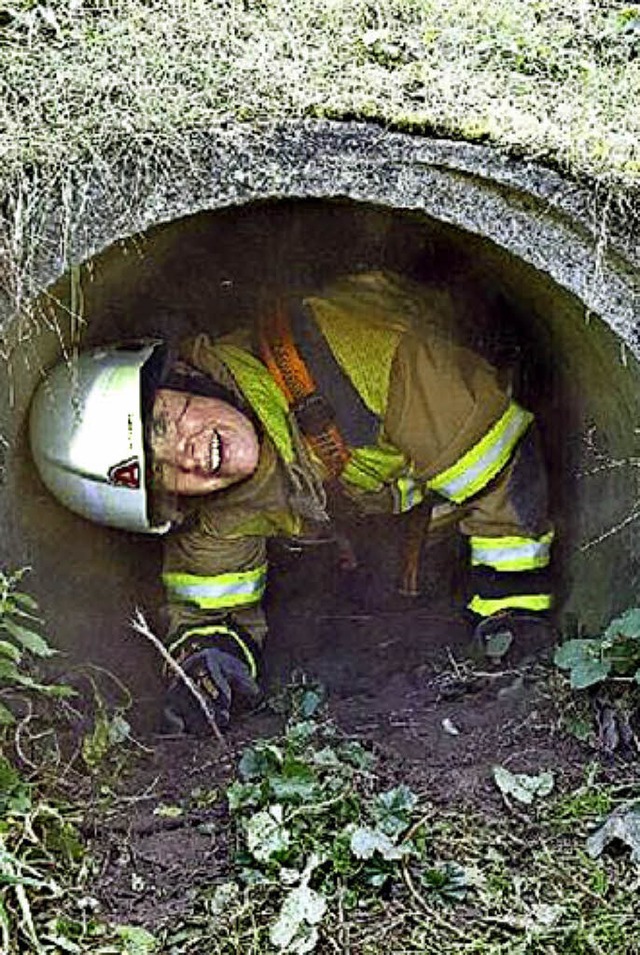 Eine Feuerwehrfrau bei der bung im Tunnelsystem.  | Foto: privat