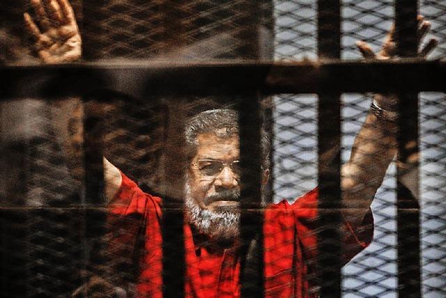 Muslimbruder Mohammed Mursi darf weiterleben