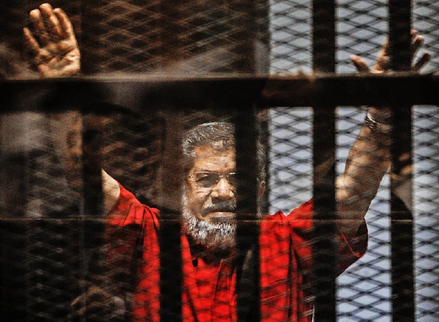 Mursi im Kfig whrend einer Gerichtsverhandlung im Juni dieses Jahres  | Foto: dpa
