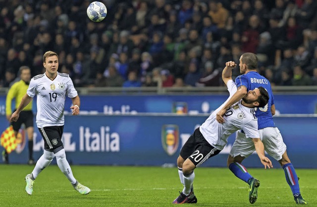 Italien, hier mit  Leonardo Bonucci (r... Mario Gtze, schmerzhaft zu spren.    | Foto: dpa