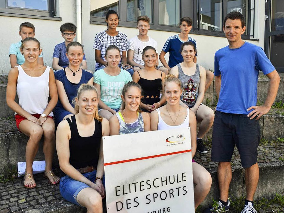 Leistungssportlerinnen und -sportler am Rotteck-Gymnasium mit Lehrer Max Frei   | Foto: Bamberger