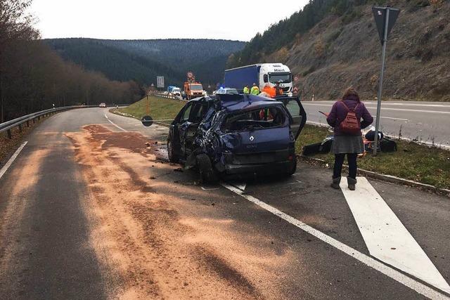 B 31 bei Neustadt: Sattelzug rumt Pannenauto ab