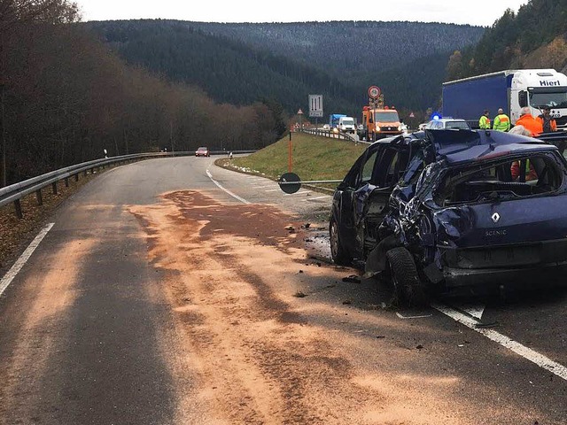 Nur noch Schrott: Das Auto, das von einem Sattelzug gerammt wurde.  | Foto: Kamera 24