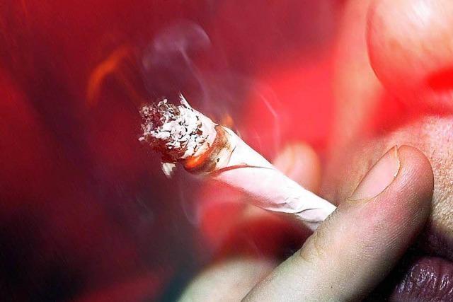 Zwei Mädchen rauchen Joint in Lörracher Gemeinschaftsunterkunft
