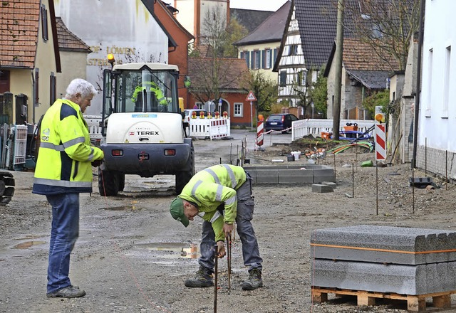 Sasbach. Jetzt werden Randsteine gesetzt.  | Foto: Roland Vitt