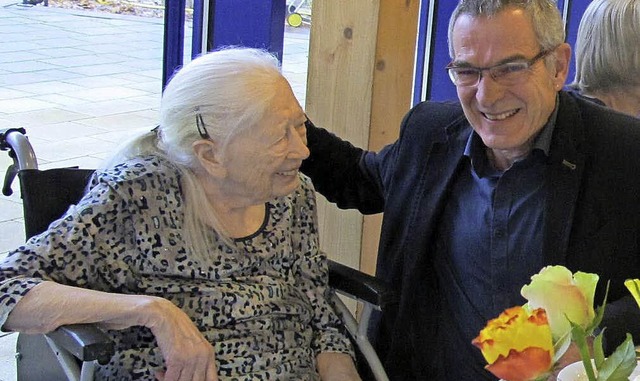 Gertrud Rassau feierte ihren 100. Gebu... die Urkunde des Ministerprsidenten.   | Foto: Privat