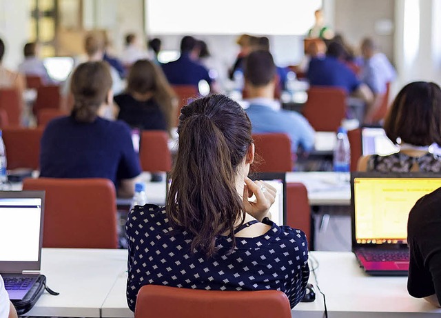 Nur Drinsitzen reicht nicht: Auch Vorlesungen machen im Studium richtig Arbeit.  | Foto: Matej Kastelic (Fotolia.com)