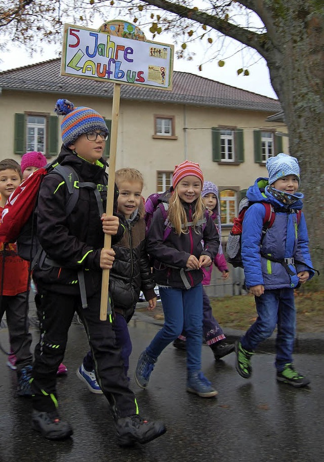Der Oberweierer Laufbus kommt auf dem Schulhof an.  | Foto: Hannah Fedricks Zelaya