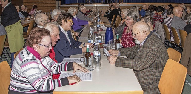 Gemeinsam singt es sich doch viel sch...sliedersingen beim Seniorennachmittag   | Foto: Karin Kaiser