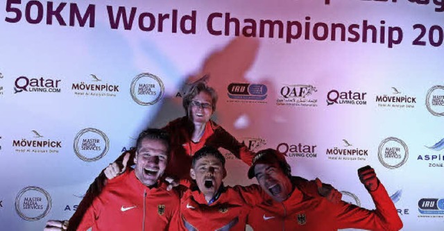 Triumphschreie auf dem Siegerpodest: B...ubelt mit seinen Teamkollegen in Doha.  | Foto: zvg
