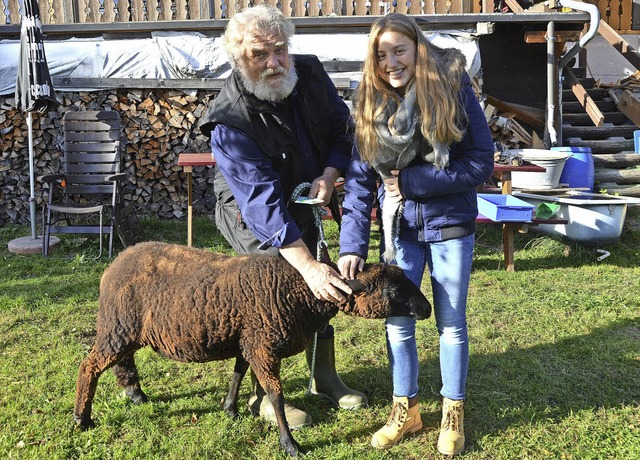 Das schwarze Schaf Greta und Peter  Be...ch bei Retterin Sinah mit Kinokarten.   | Foto: Ralf MOrys