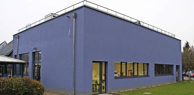 Im neuen, blauen Erweiterungsbau ist s...zungs- und Klimatechnik untergebracht.  | Foto: Monika Weber