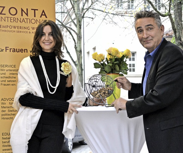 Zonta-Offenburg-Prsidentin Bettina Fr...s Bingo-Nachmittags im Schiller-Saal.   | Foto: Karin Reimold