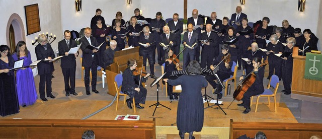 Die Kantorei Steinen mit Vokalsolisten...m Volkstrauertag in der Petruskirche.   | Foto: Georg Diehl