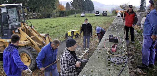 Groeinsatz am Wollbacher Friedhof. 17...tlang der Sdhlfte des Gottesackers.   | Foto: Walter Bronner