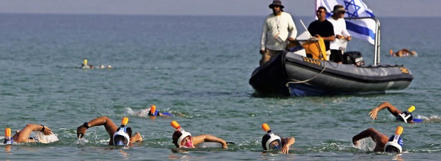 Die Schwimmer werden von Schlauchbooten begleitet.   | Foto: AFP