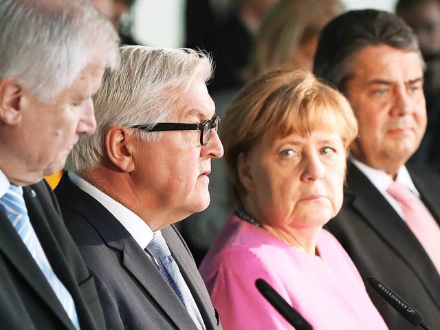 CSU-Chef Horst Seehofer (links), Kanzl...alter Steinmeier (zweiter von links).   | Foto: DPA