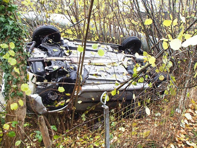 Bei dem Unfall ist das Auto auf dem Dach gelandet.  | Foto: Kantonspolizei Aargau