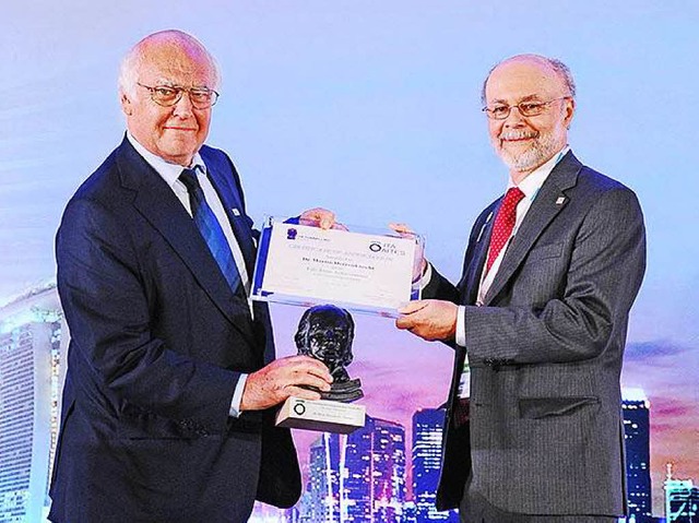 ITA-Prsident Tarcisio Celestino (rech...ur den ITA Lifetime Achievement Award.  | Foto: Firma