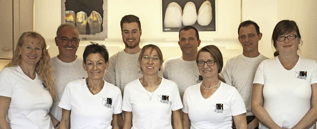 Ein Team (von links): Birgit Schulte, ...lia Paul, Peter Lffler, Renate Mayer   | Foto: Schulte Dental