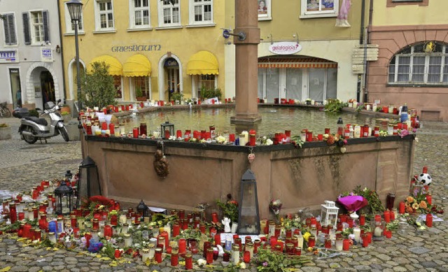 Blumen, Kerzen, Abschiedsbriefe  im Ge...athausbrunnen am Endinger Marktplatz.   | Foto: dpa