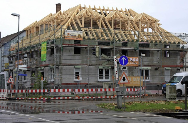 Der Neubau des Mehrfamilienhauses, das...rmietet, macht sichtbare Fortschritte.  | Foto: Martin Wendel