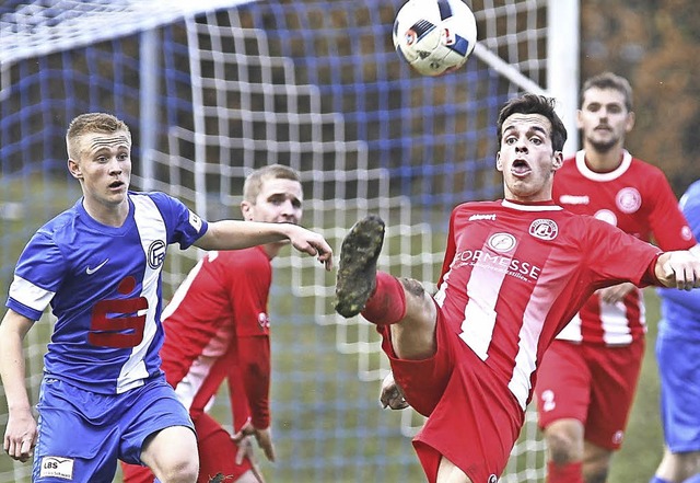 Der Ball lsst Simon Weienberger eine...nde zuletzt nicht ins Eckige brachte.   | Foto: Thomas Scherer