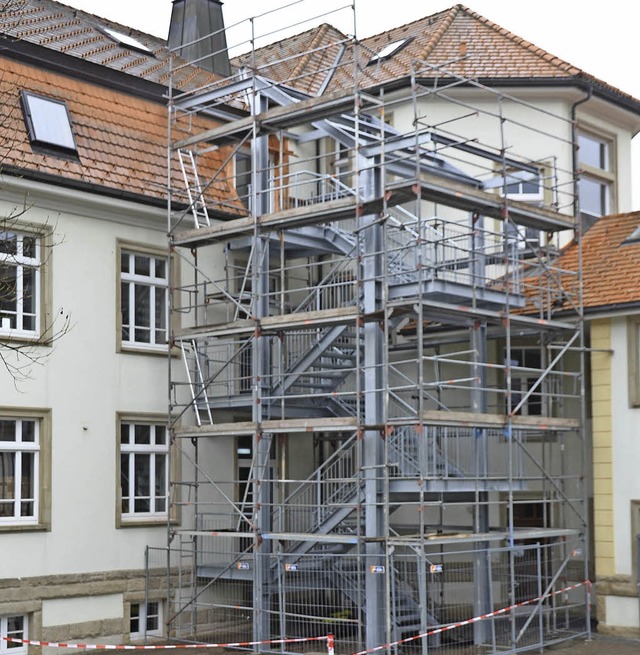 Die Fluchttreppe am Grundschulgebude ... und ist kurz vor der Fertigstellung.   | Foto: Ralf MOrys