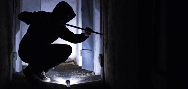 In der dunklen Jahreszeit werden Einbrecher wieder verstrkt aktiv.  | Foto: Symbol-Foto: Dpa