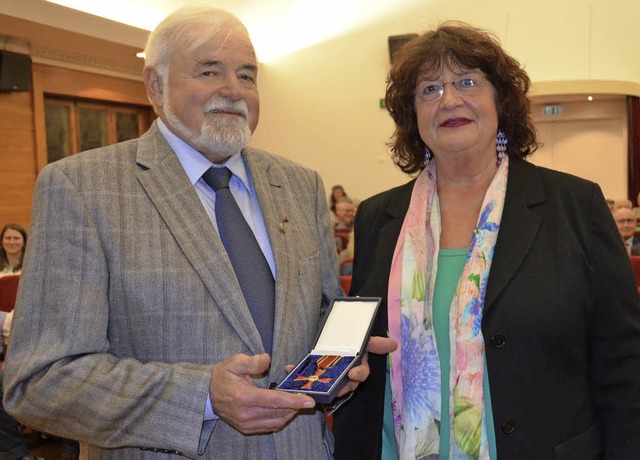 Brbl Mielich berreicht Hermann Ritter das Bundesverdienstkreuz.  | Foto: Sigrid Umiger