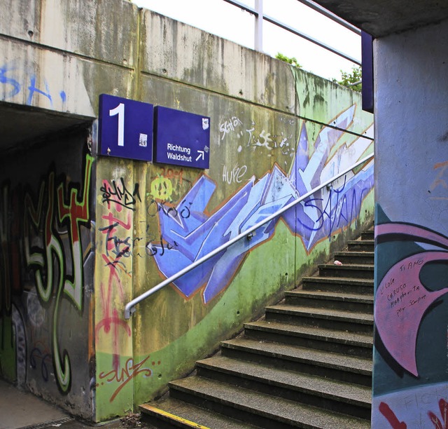 Die Unterfhrung am Bahnhof Wehr-Brenn...e Treppen ist alles andere als schn.   | Foto: Bianca Fritz