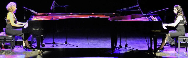 Anne Folger (links) und Jennifer Rth ...och musikalisch ganz dicht beieinander  | Foto: Markus Zimmermann