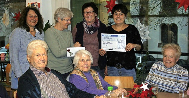 Iris Frick (links) und Anneliese Bader...steam der &#8222;Wohlfhlinsel&#8220;.  | Foto: Jakob