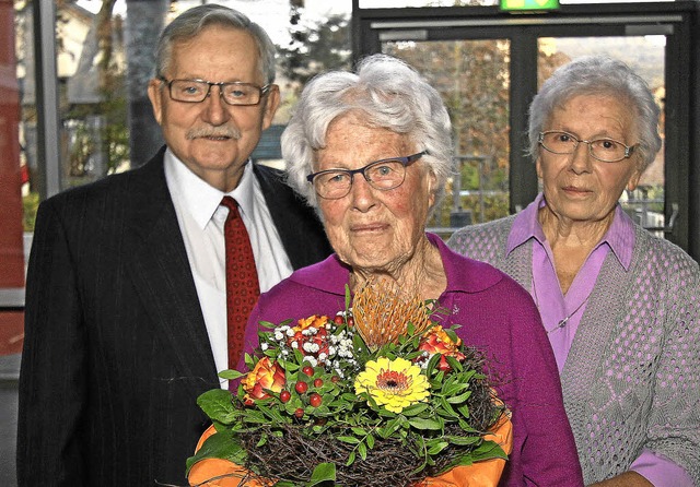 Der Vorsitzende des Altenwerks Oberrot..., Maria Burkhart,  ein Blumengebinde.   | Foto: Herbert trogus