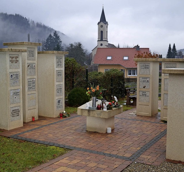 In Oberwinden existiert dieser Stelenplatz fr Urnen.  | Foto: Bayer