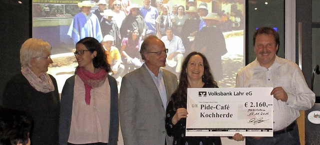 Freude bei der Vorstandschaft des kum...arx (Vorsitzender) und Annette Gler.  | Foto: Reiner Merz