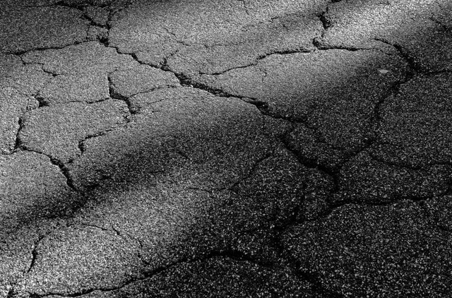 Arbeiten am Asphalt sind der Grund fr die Sperrung.   | Foto: C. Huber