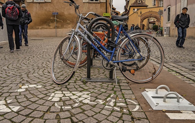 Reserviert fr Lastenfahrrder: Straburg testet spezielle Radstnder.   | Foto: TELI