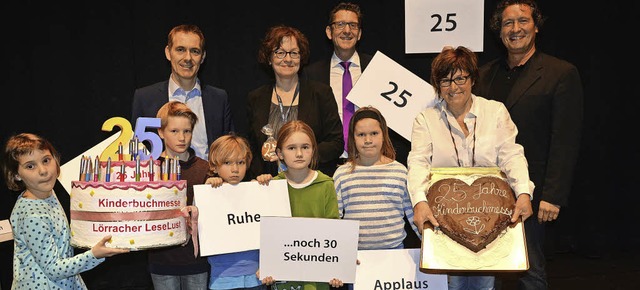 Zur Erffnung der 25. Kinderbuchmesse ...en Gratulanten Geburtstagskuchen mit.   | Foto: Barbara Ruda