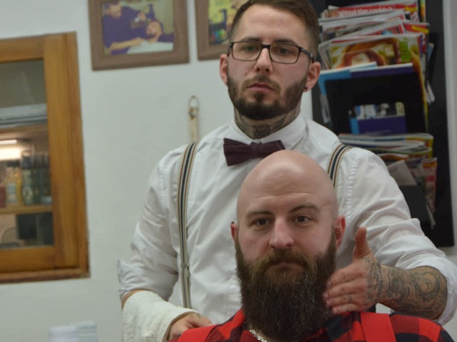 Barbier Christian Maglio und Kunde Boris Kovacic  | Foto: Ralf H. Dorweiler