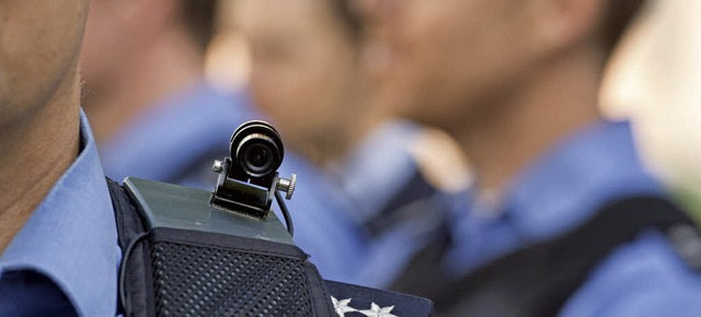 Bodycams kommen bei der Polizei zunehmend zum Einsatz.   | Foto: dpa